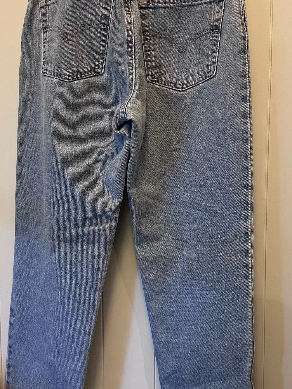 Levi's 550 Relaxed Fit Tapered Leg Jeans - Light Blue Denim